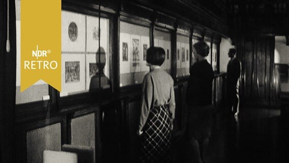 Besucherinnen in einer Ausstellung der Bremer Kunsthalle (1964)  