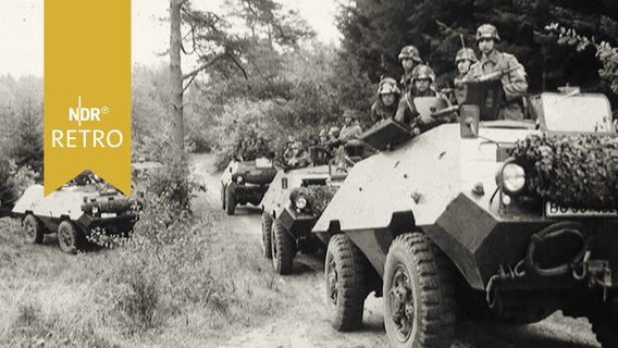 BGS-Beamte auf Panzerwägen beim Herbstmanöver 1964  