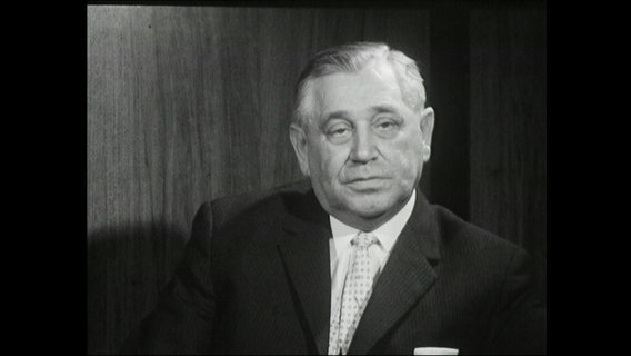 Wohnungsbauminister Walter Keil, NRW, im Fernsehinterview 1964  