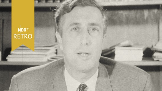 Der Direktor des Stadtarchivs Goslar, Dr. Hillenbrand, bei einer Fernsehansprache 1964  