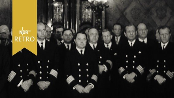 Gruppenbild von Kapitänen beim Empfang im Hamburger Rathaus 1964  
