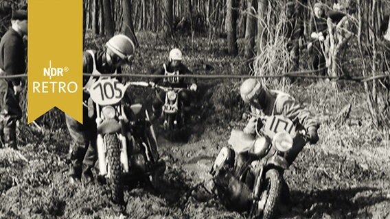 Motorradfahrer bei Cross-Rennen in einem Matschgraben teils festgefahren (1963)  