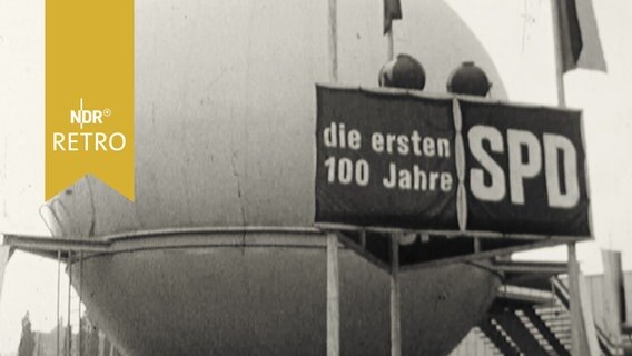 Transparent vor Veranstaltungshalle: "die ersten 100 Jahre SPD"  