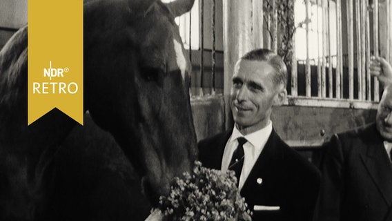 Fritz Thiedemann ehrt seinen Hengst "Meteor" am 20 Geburtstag mit einem Blumenstrauß  