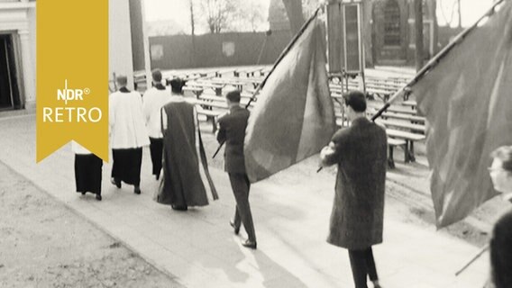 Wallfahrer auf dem Weg in die Wahlfahrtskirche St. Maria, Mutter der Sieben Schmerzen in Bethen (1963)  