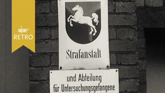 Schild "Strafanstalt" mit niedersächsischem Wappen und darunter das Schild "Und Abteilung für Untersuchungsgefangene" (1964)  