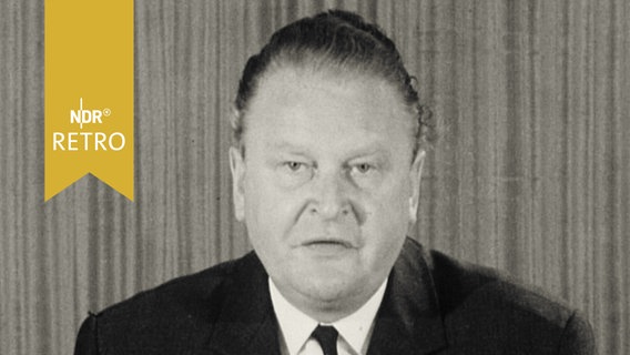 Der Hamburger Wirtschaftsssenator Edgar Engelhard bei einer Rede 1964  