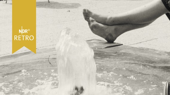 Frauenfüße auf dem Rand eines Springbrunnens (1964)  