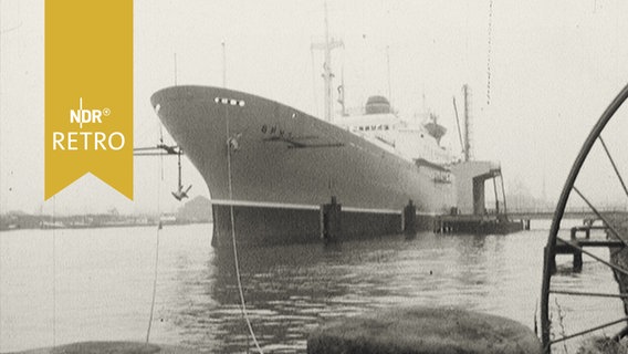 Kühlschiff "Bris" am Ufer der Ems vor Auslieferung an die Sowjetunion (1964)  