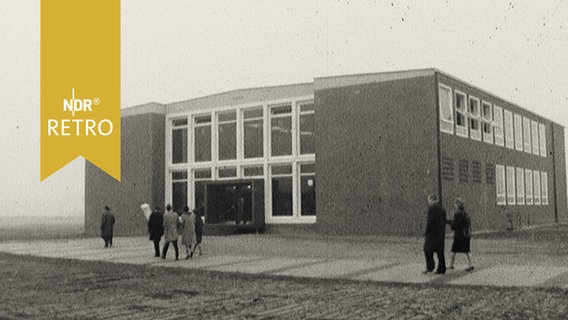 Neues Gymnasium in Dannenberg von außen (1964)  