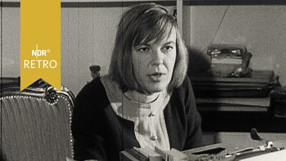 Ingeborg Bachmann an ihrem Schreibtisch beim Interview 1964  