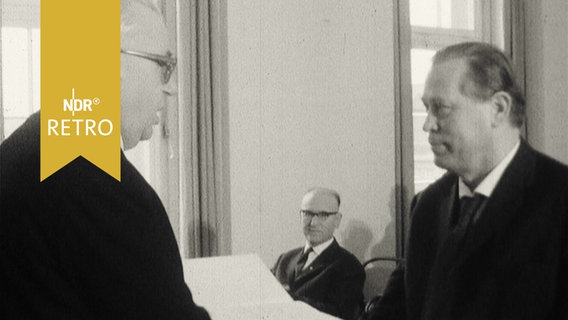 Bildhauer Gustav Seitz bei Preisverleihung mit Gratulant Kultusminster Hans Mühlenfeld (1964, Hannover)  