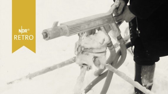 Eine Schneekanone im Harz anno 1964  