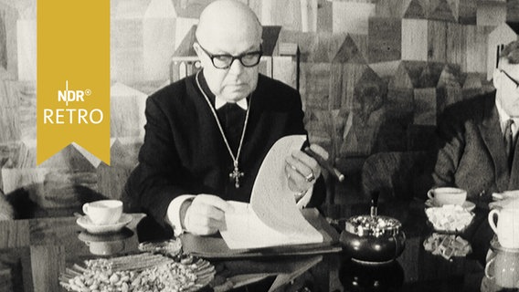 Landesbischof Hanns Lilje auf einer Pressekonferenz 1964  
