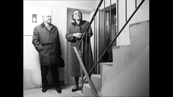 Schleswig-Holsteins Sozialministerin Ohnesorge mit einem Rentner in einem Treppenhaus (1964)  