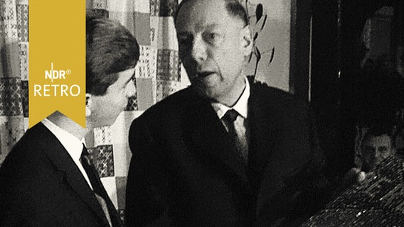 Schleswig-Holsteins Ministerpräsident Helmut Lemke im Gespräch mit einem Schüler in einem Schullandheim 1964  