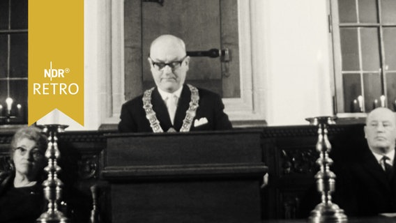 Osnabrücker Bürgermeister mit Ehrenkette bei einer Rede am Handgiftentag 1965  