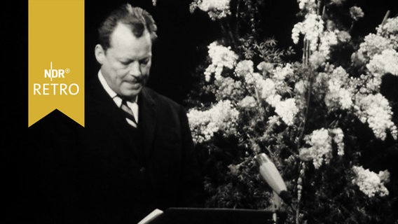 Willy Brandt bei Rede auf einer Gedenkfeier für Julius Leber 1965  