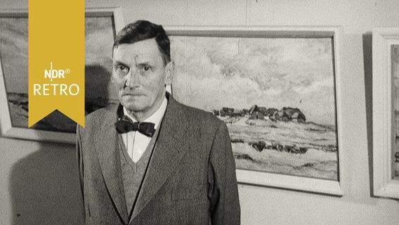 Maler Willy Grabe in einer Ausstellung vor zweien siener Landschaftsgemälde (1964)  