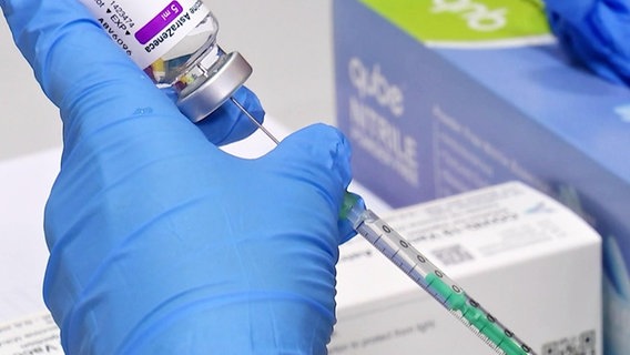 Der Impfstoff AstraZeneca wird in eine Spritze gezogen.  
