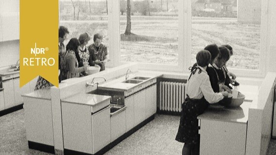 Kinder im Hauswirtschaftsunterricht in einer Schulküche 1964  