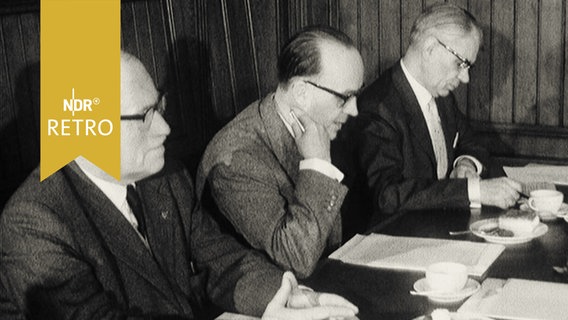 Drei ältere Herren bei einer CDU-Konferenz in Hamburg 1964  