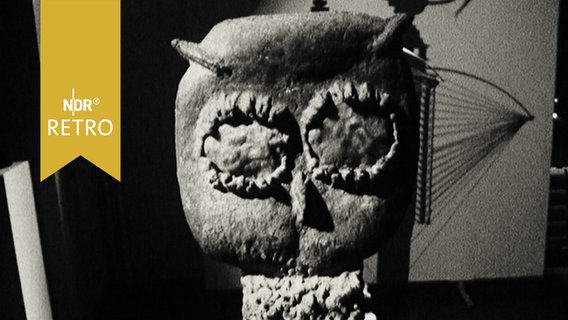 Eine Figur in der Tradition naiver Kunst in einer Ausstellung in Bochum 1964  