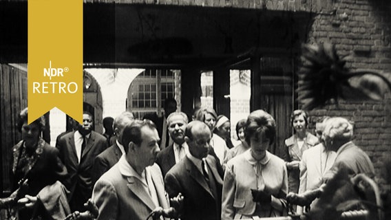 Diplomaten und Ehefrauen in der Böttcherstraße Bremen bei einer Stadtbesichtigung (1964)  