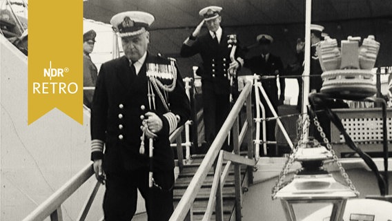 Der Captain geht von Bord: Britische Admiräle kommen zum Besuch nach Hambug 1964  