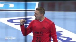 Spieler des THW Kiel in rotem Trikot auf dem Spielfeld ballt die rechte Hand zur Faust.