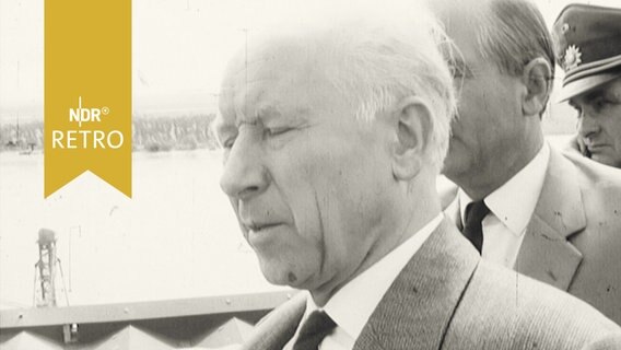Niedersächsischer Innenminister Otto Bennemann bei einem Besuch in Brake an der Unterweser (1964)  