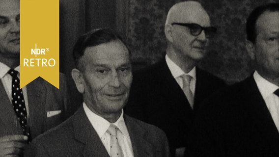 Flugpionier Gerhard Fieseler zwischen anderen Herren bei einer Ehrung für seine Verdienste um den Flugsport 1964  