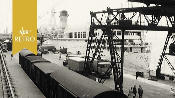 Passagierschiff und Hafenanlagen an der Columbuskaje in Bremerhaven 1964  