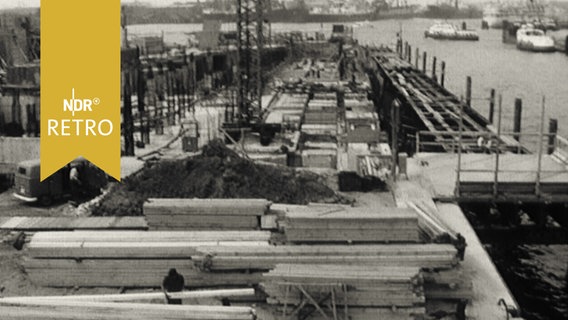 Blick über Baustelle für eine neue Lagerhalle im Hamburger Hafen 1964  