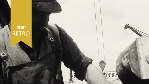 Handwerker bei der Arbeit im Hamburger Hafen 1964  