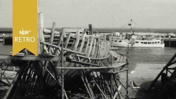 Holzrumpf eines Fischerbootes in einer Werfe in Römö 1964  