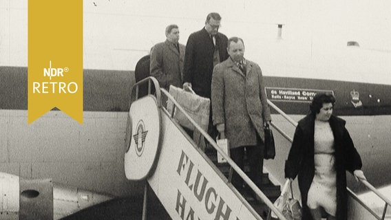 Flugreisende verlassen über die Gangway das Flugzeug am Flughafen Hamburg 1964  