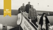 Flugreisende verlassen über die Gangway das Flugzeug am Flughafen Hamburg 1964  