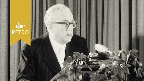 Niedersachsens Kultusminister Hans Mühlenfeld bei einer Rede vor dem Landvolk 1964  