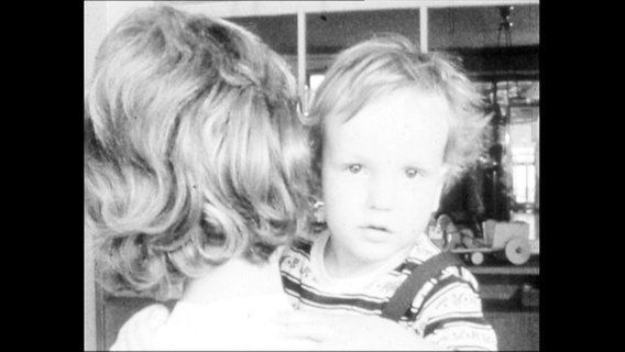 Mutter mit Kind (Archivbild von 1964).  