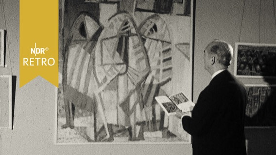 Mann in einer Ausstellung vor einem Gemälde von Eduard Bargheer (1965)  