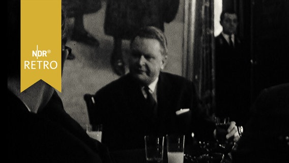 Edgar Engelhard bei einem Empfang an seinem Schreibtisch im Hamburger Rathaus 1965  