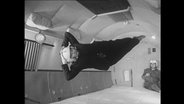 Ein Mann ist schwerelos in einem Flugzeug (Archivbild)  