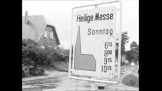 Schild mit der Aufschrift Heilige Messe Sonntag.  