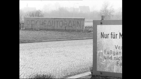 Mauer mit der Aufschrift Reichsautobahn.  