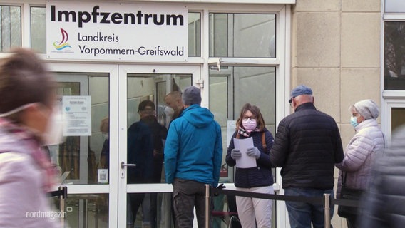 A queue of people in front of the vaccination center in the Vorpommern-Greifswald district.  