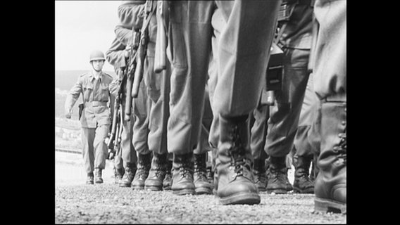 Soldaten der Bundeswehr marschieren.  