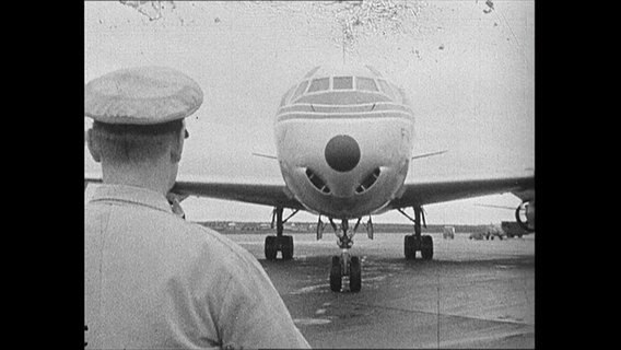 Frontalansicht eines Flugzeuges (Archiv-Bild).  