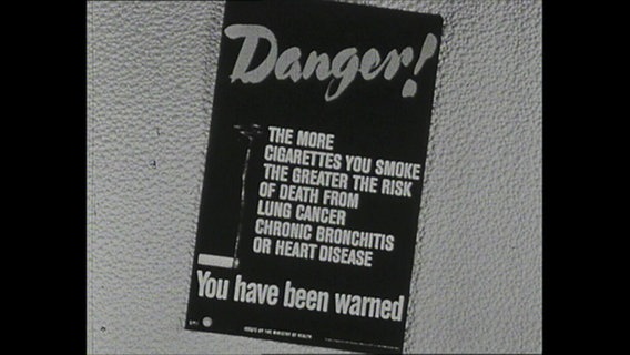 Schild, das vor dem Rauchen warnt.  