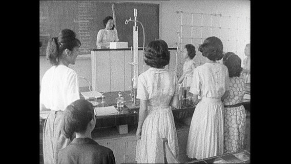 Frauen stehen in einem Labor.  